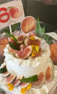 壽辰客製的無花果雙層蛋糕