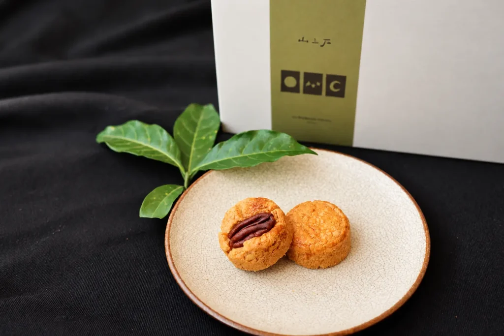Golden cookies in soft daylight_福桃酥 12入